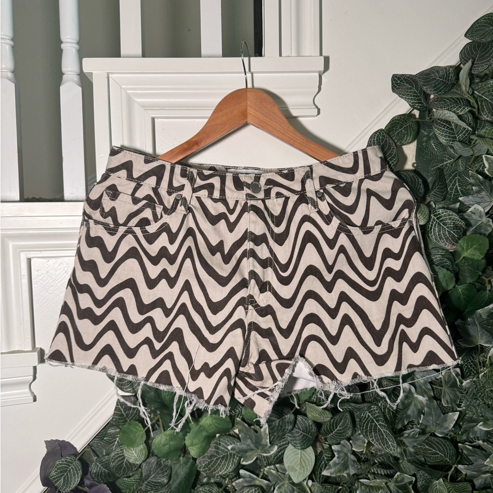 RSQ wavy groovy cream brown shorts size 28